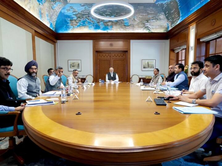 PM Narendra Modi holds important review meeting on Red Fort speech announcements   PM Modi: लाल किले से की घोषणाओं को लागू करने में जुटे पीएम मोदी, अफसरों संग की समीक्षा बैठक