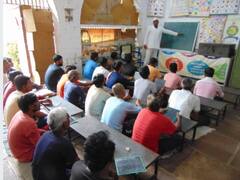 पढ़ाई को बना रहे हथियार! कोटा के जेल में अपराधियों के हाथों में हथियार की जगह स्लेट-चॉक