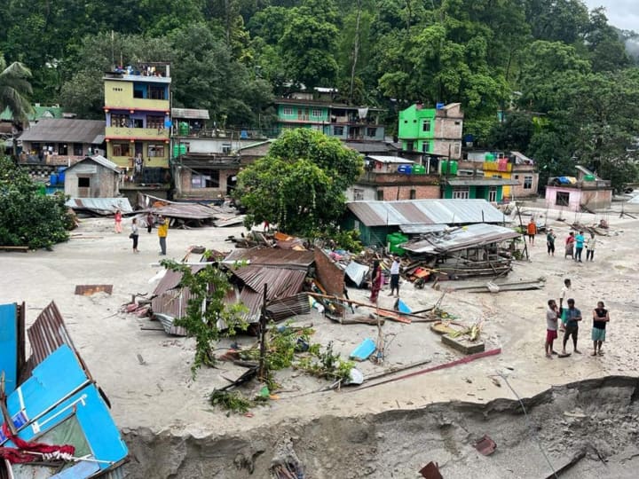 Sikkim floods update three thousand tourists stranded in lachen lachung rescue operation halted सिक्किम के लाचेन, लाचुंग में अभी भी फंसे हैं तीन हजार पर्यटक, एयरफोर्स के रेस्क्यू ऑपरेशन में मुसीबत बना खराब मौसम