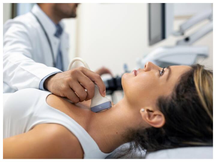 थायराइड की दवा लेना बहुत जरूरी होता है. लेकिन कभी-कभी हम भूल जाते हैं. एक दिन दवा ना लेने से कुछ खास तो नहीं पड़ता है लेकिन दवा एक सप्ताह तक लगातार छुट जाए तो  हमें थकान, कमज़ोरी, वजन बढ़ना, सूखी त्वचा जैसी समस्याएं हो सकती है.