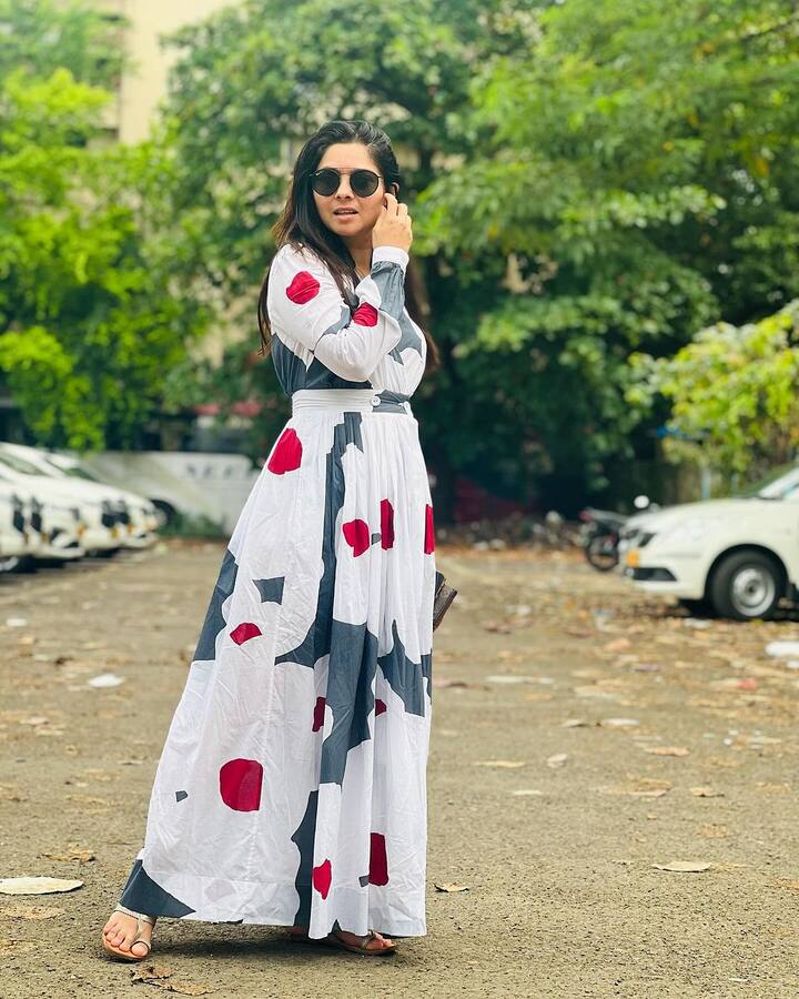 सोनालीचे चाहते तिच्या आगामी चित्रपटांची वाट बघत असतात. तिचा चाहता वर्ग मोठा आहे.