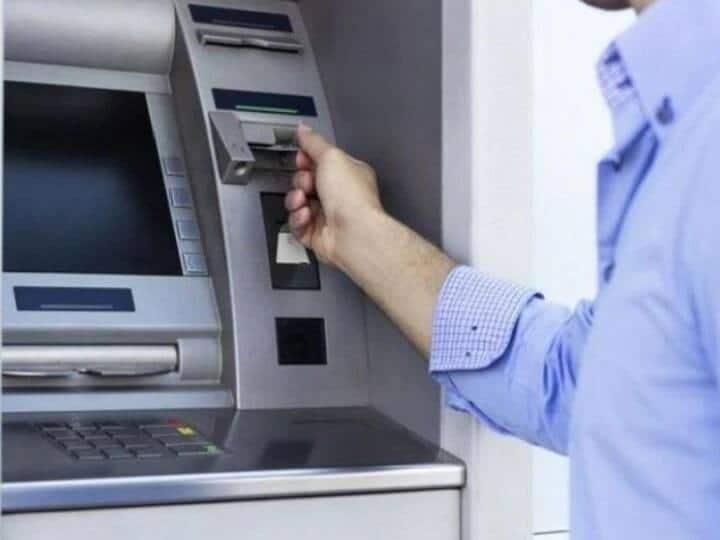 Pretending to help at ATM Then they cheat you worth lakhs if you want to save yourself then know the method ATM में मदद का करते हैं बहाना! फिर लगा देते हैं लाखों की चपत, बचना है तो जान लीजिए तरीका