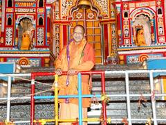 बद्रीनाथ धाम पहुंचे सीएम योगी आदित्यनाथ, भगवान बदरी विशाल की शयन आरती में भी हुए शामिल