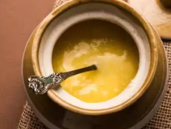 ਅਜਿਹੇ 'ਚ ਸਿਹਤ ਖਰਾਬ ਹੋਣ ਦੀ ਸੰਭਾਵਨਾ ਵੱਧ ਜਾਂਦੀ ਹੈ। ਜੇਕਰ ਤੁਸੀਂ ਬਦਲਦੇ ਮੌਸਮ ਵਿੱਚ ਬਿਮਾਰੀਆਂ ਤੋਂ ਛੁਟਕਾਰਾ ਪਾਉਣਾ ਚਾਹੁੰਦੇ ਹੋ, ਤਾਂ ਤੁਹਾਨੂੰ ਕੁਝ ਅਜਿਹਾ ਰਾਮਬਾਣ ਉਪਾਅ ਲੱਭਣਾ ਹੋਵੇਗਾ ਜਿਸ ਦੀ ਵਰਤੋਂ ਕਰਕੇ ਤੁਸੀਂ ਦਿਨ ਭਰ ਤੰਦਰੁਸਤ ਰਹਿ ਸਕਦੇ ਹੋ। ਇਸ ਮੌਸਮ 'ਚ ਕਈ ਲੋਕਾਂ ਨੂੰ ਬੁਖਾਰ ਇੰਨਾ ਜ਼ਿਆਦਾ ਚੜ੍ਹ ਜਾਂਦਾ ਹੈ ਕਿ ਉਨ੍ਹਾਂ ਨੂੰ ਵਾਰ-ਵਾਰ ਦਵਾਈ ਲੈਣੀ ਪੈਂਦੀ ਹੈ। ਅਜਿਹੇ 'ਚ ਅਸੀਂ ਤੁਹਾਡੇ ਲਈ ਕੁਝ ਖਾਸ ਟਿਪਸ ਲੈ ਕੇ ਆਏ ਹਾਂ। ਇਸ ਮੌਸਮ ਵਿੱਚ ਅਕਸਰ ਜ਼ੁਕਾਮ, ਖਾਂਸੀ ਅਤੇ ਬੁਖਾਰ ਹੋਣਾ ਇੱਕ ਆਮ ਸਮੱਸਿਆ ਹੈ।