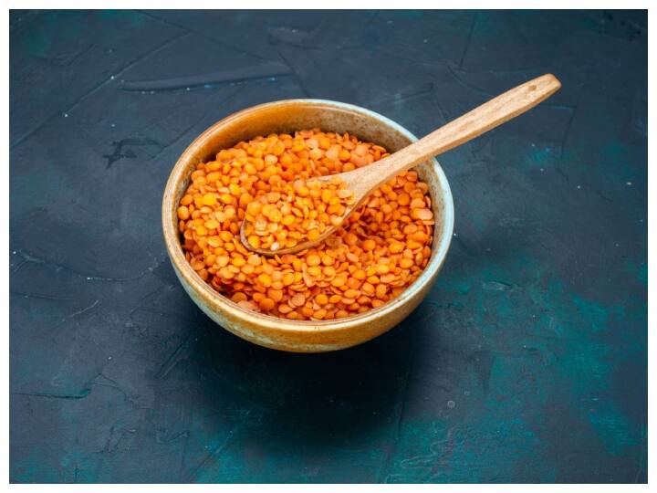 डायबिटीज के मरीजों को डॉक्टर अरहर दाल खाने की सलाह देते हैं. अरहर दाल में प्रोटीन, फाइबर और अन्य पोषक तत्व भी होते हैं जो डायबिटीज वालों के लिए बहुत फायदेमंद होता है.