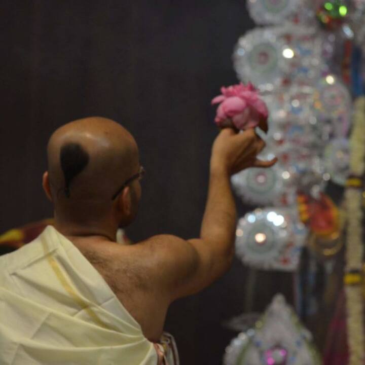 অষ্টমী ও নবমী তিথির সন্ধিক্ষণে সম্পন্ন হয় সন্ধিপুজো৷ দুর্গাপুজোর এই মুহূর্তটির বিশেষ গুরুত্ব রয়েছে। এই সন্ধিক্ষণ দেবীর সামনে বলিদান থেকে অঞ্জলি সবই হয় বিশেষ নিষ্ঠা সহকারে।