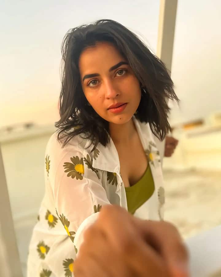 కోమలీ ప్రసాద్ తెలుగు అమ్మాయి. తెలుగు తెరపై కథానాయికగా ఎదుగుతున్న అమ్మాయి. త్వరలో 'శశివదనే' సినిమాతో ప్రేక్షకుల ముందుకు రానున్నారు. (Image Courtesy : komaleeprasad / Instagram)