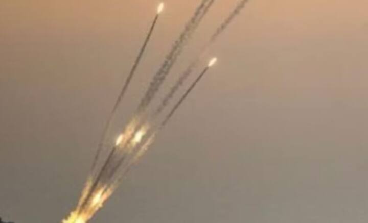 সোশ্যাল মিডিয়ায় যে ছবি এবং ভিডিও সামনে এসেছে, তাতে উর্দি এবং বন্দুকধারী লোকজনের দেখা মিলেছে ইজরায়েলের অন্দরে। এমনকি গাজা থেকে প্যারাশ্যুটও নামতে দেখা গিয়েছে ইজরায়েলে। যদিও সেই ছবি এবং ভিডিও-র সত্যতা যাচাই করেনি এবিপি আনন্দ।