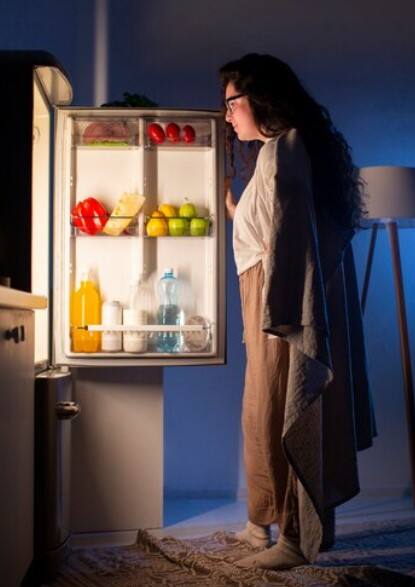 ਕੁਝ ਲੋਕ ਅਜਿਹੇ ਹੁੰਦੇ ਹਨ ਜਿਨ੍ਹਾਂ ਨੂੰ ਅੱਧੀ ਰਾਤ ਨੂੰ ਖਾਣਾ ਖਾਣ ਦਾ ਮਨ ਹੁੰਦਾ ਹੈ, ਇਸ ਲਈ ਉਹ ਬੈੱਡਰੂਮ ਦੇ ਕੋਲ ਆਪਣਾ ਫਰਿੱਜ ਰੱਖਣਾ ਪਸੰਦ ਕਰਦੇ ਹਨ। ਕਈ ਲੋਕ ਬੈੱਡਰੂਮ ਵਿੱਚ ਹੀ ਫਰਿੱਜ ਲਗਾ ਲੈਂਦੇ ਹਨ। ਜੇਕਰ ਤੁਸੀਂ ਵੀ ਉਸ ਲਿਸਟ 'ਚ ਆਉਂਦੇ ਹੋ, ਜੋ ਬੈੱਡਰੂਮ 'ਚ ਫਰਿੱਜ ਰੱਖਣਾ ਪਸੰਦ ਕਰਦੇ ਹਨ ਤਾਂ ਇਹ ਖਬਰ ਤੁਹਾਡੇ ਲਈ ਹੈ।