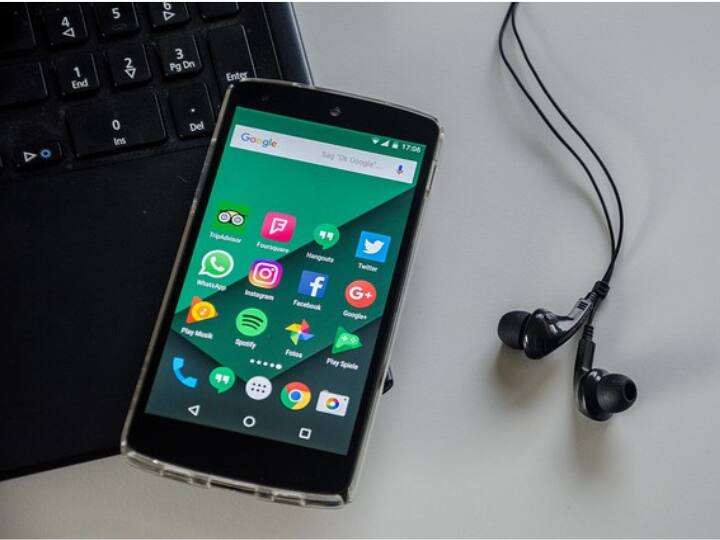 उदाहरण के लिए अगर आपके इंस्टाग्राम में 2 मिलियन फॉलोअर्स हैं तो आप वॉट्सऐप पर भी इन फॉलोअर्स को ला सकते हैं. जितने ज्यादा लोग आपके चैनल को ज्वाइन करेंगे आपका फायदा उतना होगा. आप किसी प्रोडक्ट को इस चैनल में प्रोमोट कर अच्छा पैसा कमा सकते हैं. कमाई इस बात पर निर्भर करती है कि आपके फॉलोअर्स कितने हैं और आप पॉपुलर है या नहीं. पॉपुलर होने पर आपको आसानी से ब्रांड डील्स आदि मिलेंगी.