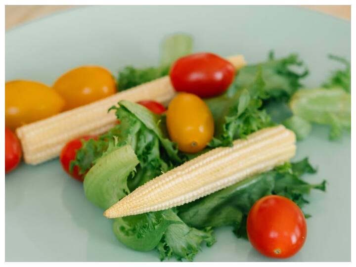 बेबी कॉर्न में प्रचुर मात्रा में विटामिन C, E और बीटा कैरोटीन जैसे एंटीऑक्सीडेंट होते हैं. ये कैंसर कोशिकाओं के विकास को रोकते हैं और शरीर के कैंसर से लड़ने की क्षमता को बढ़ाते हैं.बेबी कॉर्न में पाया जाने वाला फेरूलिक एसिड भी कैंसर रोधी गुणों से भरपूर होता है. यह स्तन कैंसर, प्रोस्टेट कैंसर, लिवर कैंसर और अन्य प्रकार के कैंसर से बचाव में मदद कर सकता है.