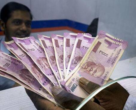 रिझर्व्ह बँक ऑफ इंडियाच्या नियमानुसार आजपासून कोणतीही बँक 2000 रुपयांचे चलन स्वीकारणार नाही. मात्र, त्यानंतरही या नोटा कायदेशीर राहतील.