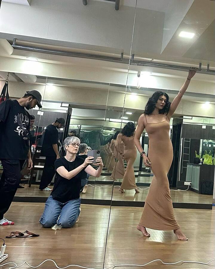 આ તસવીરોમાં અભિનેત્રીએ બોડીકોન ડ્રેસ પહેર્યો છે.