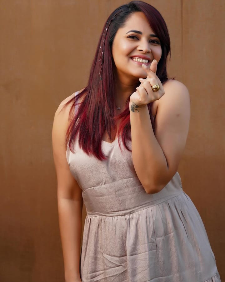 తాజాగా ఈ ముద్దుగుమ్మ పోస్టు చేసి ఫోటోలు నెటిజన్లు తెగ ఆకట్టుకుంటున్నాయి.Photo Credit: Anasuya Bharadwaj/Instagram