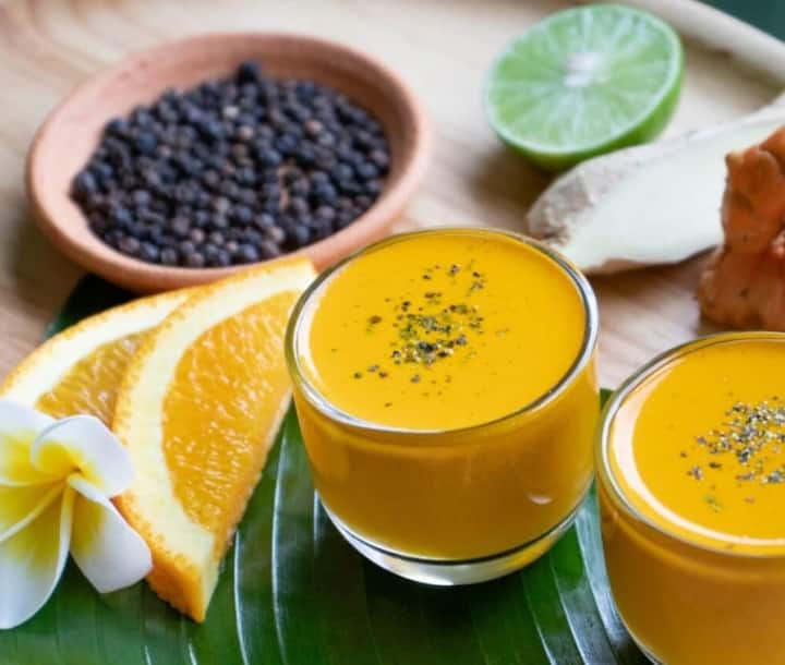 হালকা গরম জলে সামান্য হলুদ ও গোলমরিচ গুঁড়ো মিশিয়ে সকালে পান করুন। এতে বাড়বে মেটাবলিজম। ফলে শরীরের অতিরিক্ত মেদ কমে যাবে।