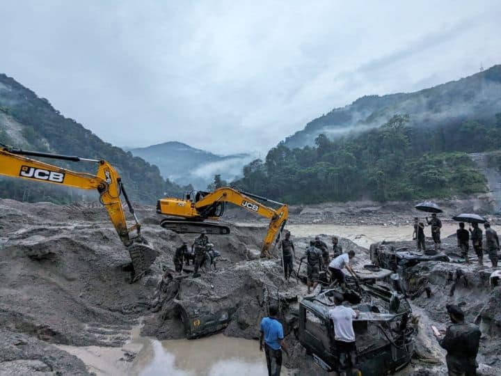 Sikkim Flood Total Deaths 56 Bodies Found Officials Confirm Tourists Stuck Bengal River Sikkim Flood: सिक्किम में बाढ़ के बाद मची तबाही में अब तक 56 लोगों की मौत, नदियों में बहते दिखे शव