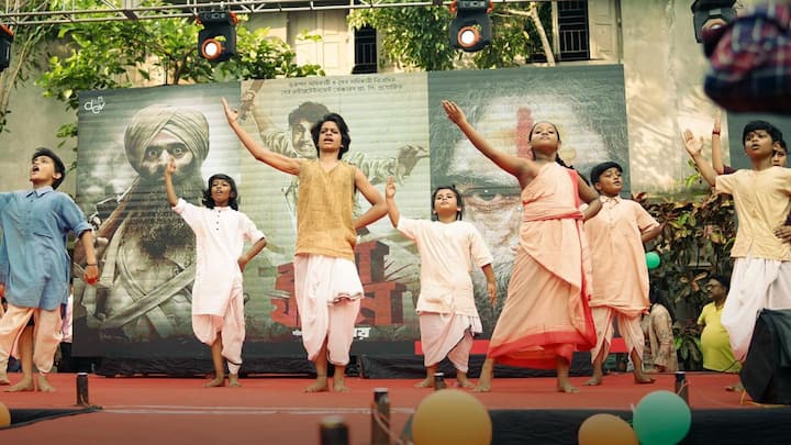 ইমন চক্রবর্তী (Iman Chakraborty) ও স্নিগ্ধজিৎ ভৌমিক (Snigdhajit Bhowmik) গেয়েছেন এই গানটি। এর স্বাধীন ভারতের স্বপ্ন দেখেছিলেন বাঘাযতীন। আর সেই আবেগকেই ফুটিয়ে তোলা হয়েছে গানে।