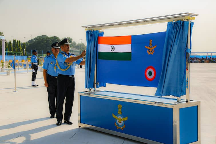 air force gets new flag on air force day pm modi amit shah  congratulated air force marathi news Indian Air Force Day : भारतीय हवाई दलाला मिळाला नवा ध्वज, 91 व्या वर्धापन दिनी झेंड्याचं अनावरण