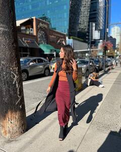 Hina Khan Slays In A Fashionable Fall Look In Latest PICS