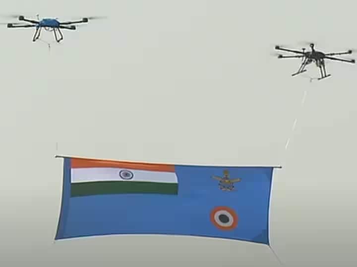 આ પ્રસંગે વાયુસેનાના નવા ધ્વજનું અનાવરણ પણ કરવામાં આવ્યું હતું, જેને ખૂબ જ ભવ્ય રીતે રજૂ કરવામાં આવ્યું હતું.