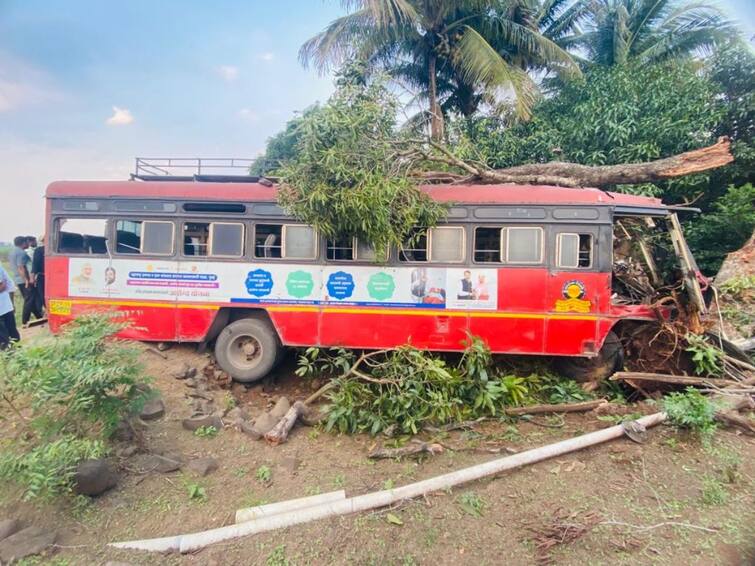 Satara accident ST bus crushed a two wheeler at high speed and hit a tree the two wheeler rider died on the spot Satara Accident : वडूज-खटाव रोडवर भरधाव वेगात दुचाकीला चिरडत एसटी झाडावर आदळली, दुचाकीस्वार जागीच ठार