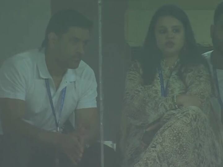 भारत-ऑस्ट्रेलिया का मैच देखने वाइफ संग चेन्नई स्टेडियम में हैं एमएस धोनी? जानें वायरल वीडियो की