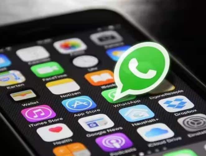 ਹੁਣ ਸਵਾਲ ਇਹ ਆਉਂਦਾ ਹੈ ਕਿ ਕੀ WhatsApp ਚੈਨਲ ਤੋਂ ਕਮਾਈ ਸੰਭਵ ਹੈ? ਜਵਾਬ ਹਾਂ ਹੈ। ਉਹ ਲੋਕ ਜੋ ਪਹਿਲਾਂ ਹੀ ਦੂਜੇ ਪਲੇਟਫਾਰਮ 'ਤੇ ਸਥਾਪਿਤ ਹਨ, ਉਹ WhatsApp ਚੈਨਲ ਤੋਂ ਆਸਾਨੀ ਨਾਲ ਪੈਸੇ ਕਮਾ ਸਕਦੇ ਹਨ। ਤੁਸੀਂ ਇੱਥੇ ਬ੍ਰਾਂਡ ਦਾ ਪ੍ਰਚਾਰ ਕਰਕੇ ਚੰਗੀ ਕਮਾਈ ਕਰ ਸਕਦੇ ਹੋ। ਜੋ ਲੋਕ ਪ੍ਰਸਿੱਧ ਨਹੀਂ ਹਨ, ਉਨ੍ਹਾਂ ਨੂੰ ਕਮਾਈ ਕਰਨ ਵਿੱਚ ਸਮਾਂ ਲੱਗੇਗਾ।
