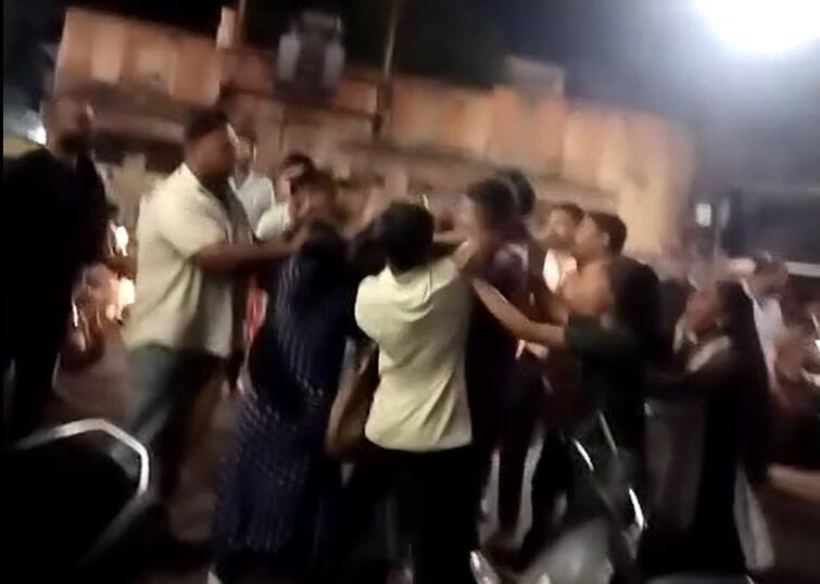 Rajkot News Video: two women fighting over the pati patni aur woh kissa in main road market rajkot રાજકોટમાં રસ્તાં પર 'પતિ, પત્ની ઔર વો'... બે મહિલાઓ વચ્ચે ગાળાગાળી સાથે થઇ મારામારી
