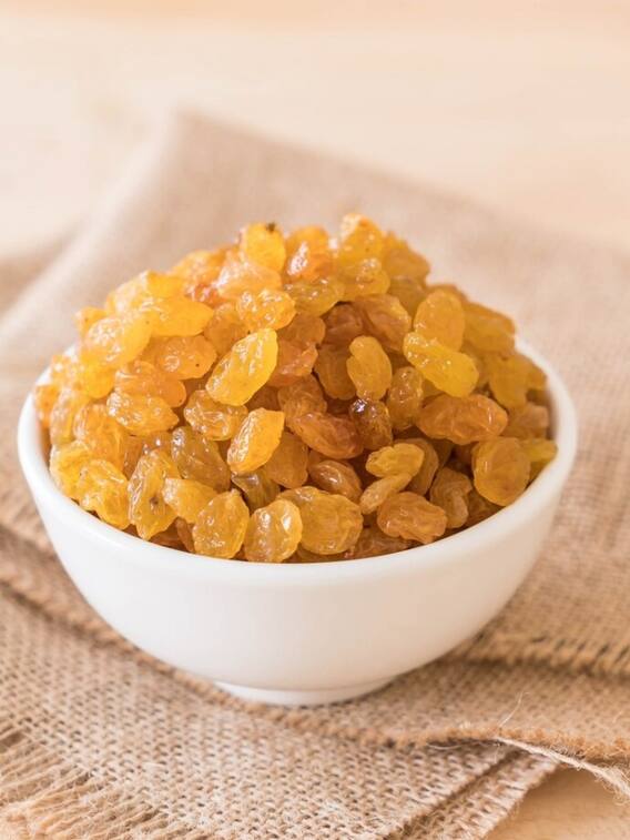 रोजाना सुबह भीगी हुई किशमिश खाने से मिलेंगे ये अनोखे फायदे