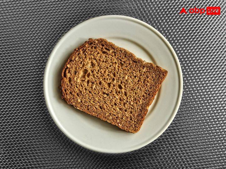 जब ब्रेड वाले आंटे को गुथा जाता है और उसे फर्मेंट होने के लिए रखा जाता है तो उसमें CO2 के कारण गैस के बुलबुले बन जाते हैं.