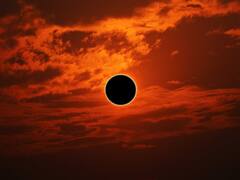 Surya Grahan 2023 : सूर्यग्रहणात 'या' राशीच्या लोकांचे भाग्य उजळणार! चांगले दिवस येणार, ज्योतिषशास्त्रात म्हटंलय...