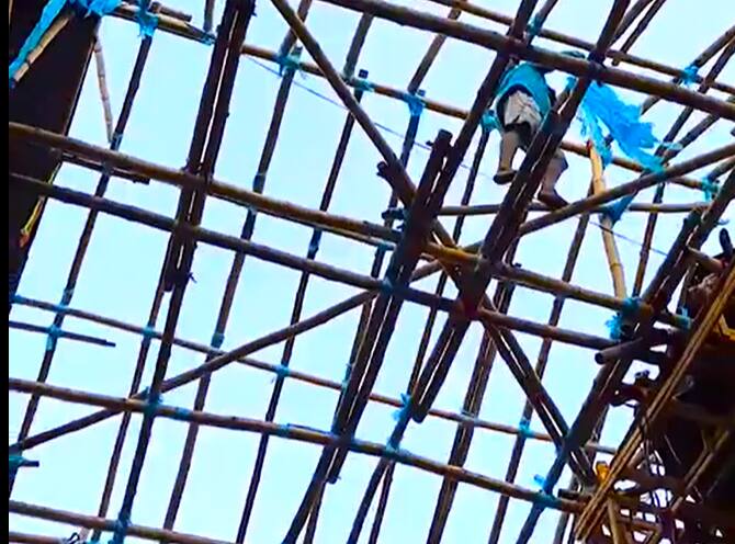 বাঙালির প্রাণের উৎসব দুর্গাপুজোয় শিবের উপস্থিতি গুরুত্বপূর্ণ। দুর্গা প্রতিমার মাথার উপর শিবের প্রতিকৃতি রাখা হয়। সেটি মাথায় রেখেই এ বছর মন্ডপের বিষয়ে ভাবনা ও সজ্জায় গুরুত্ব পাচ্ছে শিব-ভাবনা।