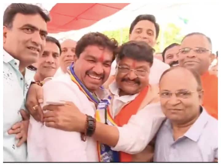 MP Election 2023 Congress MLA Sanjay Shukla touched the feet of Kailash Vijayvargiya, Video Viral MP Election 2023: कांग्रेस विधायक संजय शुक्ला ने छुए कैलाश विजयवर्गीय के पैर, Video Viral