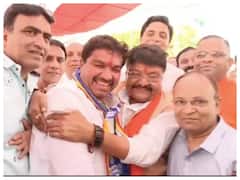 कांग्रेस विधायक संजय शुक्ला ने छुए कैलाश विजयवर्गीय के पैर, Video Viral