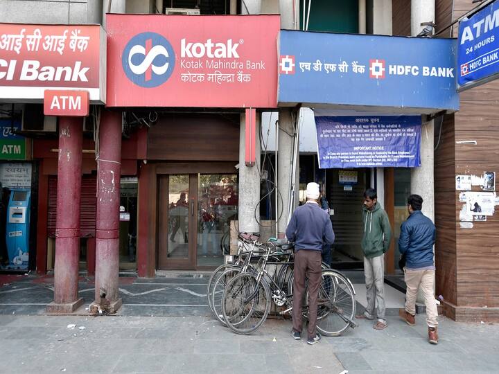 તેની સાથે નકલી નોટનો નંબર, ટ્રાન્ઝેક્શન આઈડી અને તેનો સમય અને તારીખ લખો. તમારી અને ગાર્ડની સહીઓ અને ફોટોગ્રાફ્સ લેવાનું ભૂલશો નહીં.