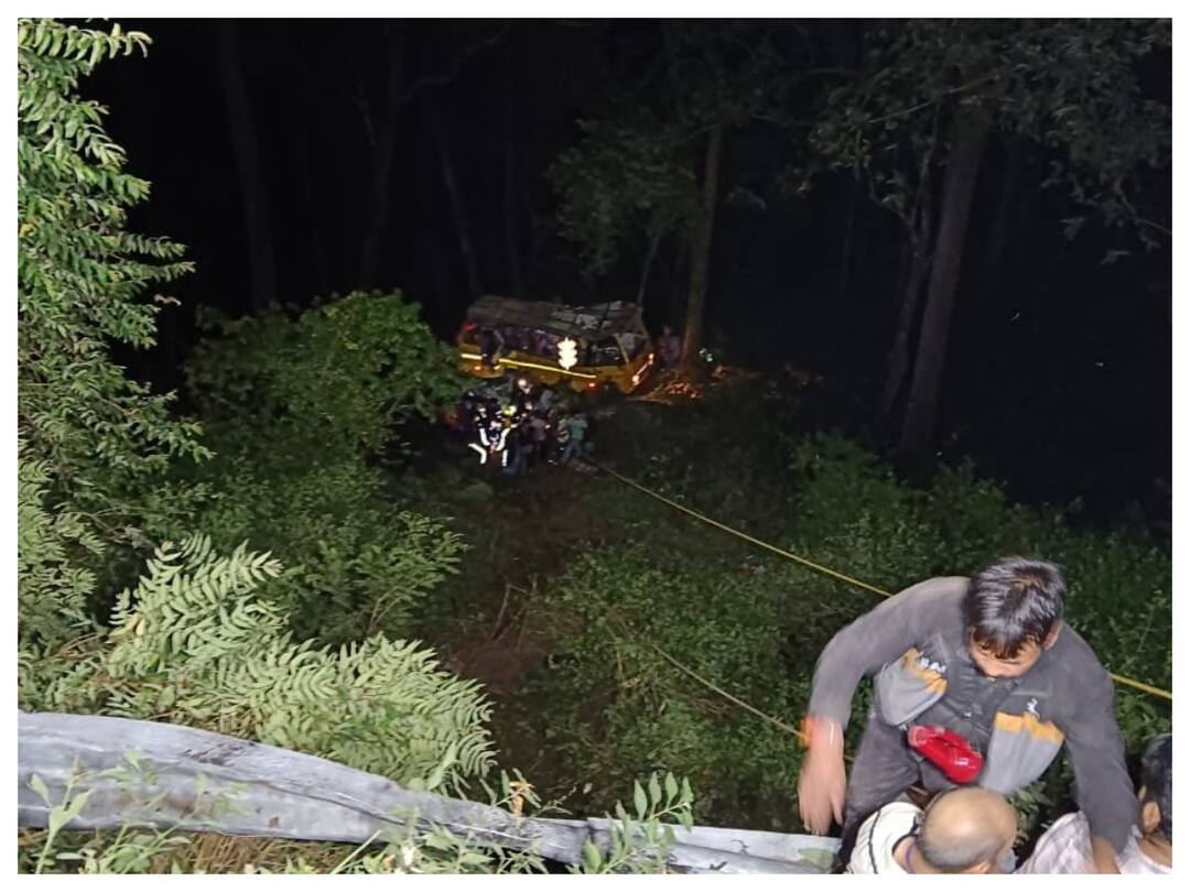 Uttarakhand: 3 Dead, 18 Wounded As Bus With 32 Passenger Falls Into Gorge In Nainital Uttarakhand: 3 Dead, 18 Wounded As Bus With 32 Passenger Falls Into Gorge In Nainital