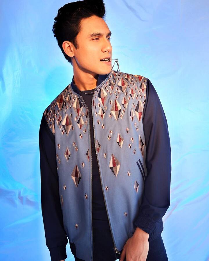 তাহলে কি পুজোর আনন্দের খামতি হয় কোনও ? মোটেও না। মুম্বইয়ের বাঙালি কমিউনিটির লোকজন একত্রিত হয়ে চলে পুজোর আনন্দ লুটেপুটে নেওয়ার পালা।