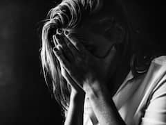 భార్యకి మద్యం తాగించి, నీలి చిత్రాలు చూయించి, సెల్ ఫోన్ లో రికార్డు - భర్త శాడిజం!