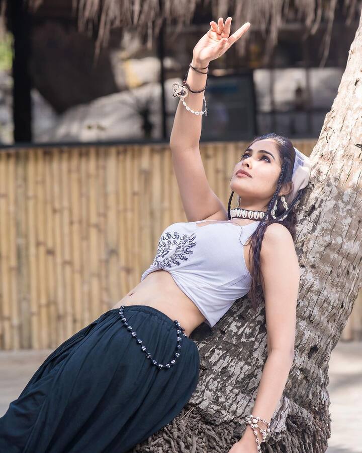 జస్ట్ బీయింగ్ హానెస్ట్ (నిజాయతీగా ఉంటున్నా) - ఇదీ ఈ ఫోటోలకు దివి ఇచ్చిన క్యాప్షన్! (Image Courtesy : Divi Vadthya Instagram)