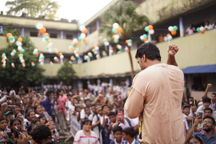 দেব বারে বারেই বলেছেন, ইতিহাসে এই সমস্ত চরিত্রদের কথা আরও বেশি করে থাকা উচিত। মানুষের জানা উচিত এই মানুষগুলোর বীরত্বের কথা।