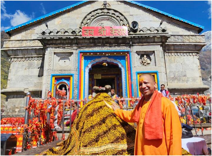 UP CM Yogi Adityanath reached Kedarnath Dham and Welcomed with slogans of Jai Shri Ram ANN Uttarakhanad News: बाबा केदार नाथ के दर्शन करने पहुंचे सीएम योगी, केदार पुरी में जय श्री राम के नारों से हुआ स्वागत