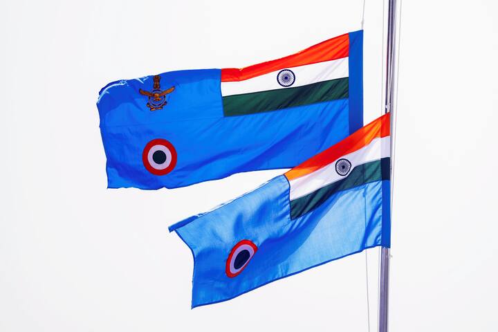 আগে বায়ুসেনার প্রতীকে IAF Crest ছিল না। এবার সেটি আনা হয়েছে। পতাকার ডানদিকে থাকছে ওই Crest, তার নীচে থাকছে বায়ুসেনার তেরঙ্গা Roundel. পতাকা বাঁ দিকে উপরে থাকছে ভারতীয় তেরঙ্গা।