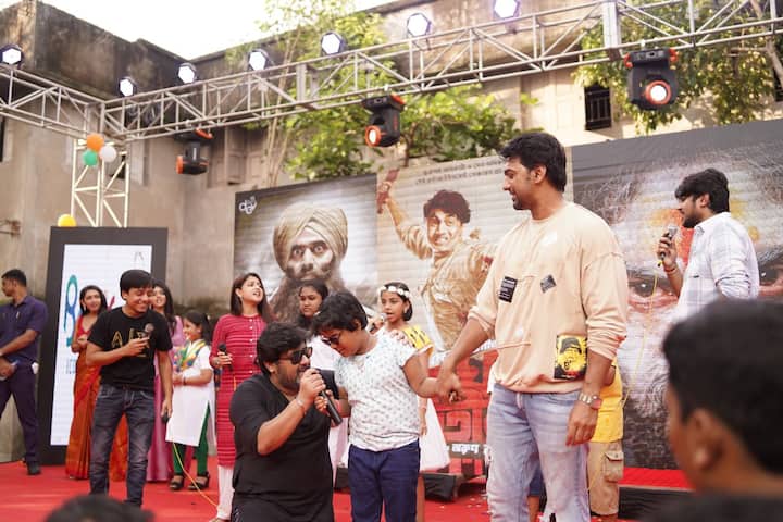 যে ছাত্র বা ছাত্রী যতই পড়াশোনায় অমনযোগী হোক না কেন.. প্রিয় নায়কের কথা মনে ছাপ ফেলবে না তাও কি হয়! এদিন দেবের প্রত্যেকটা কথা যেন ছিল ছবির প্রচার নয়, শিশুমনকে ছোঁয়ার জন্যই।