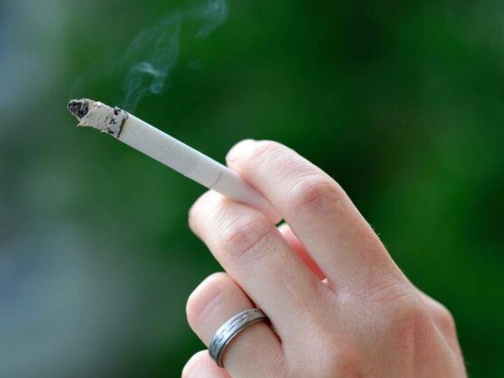 जीवन बीमा प्रीमियम पर धूम्रपान का प्रभाव महत्वपूर्ण है, लेकिन इसे छोड़ने की चाह रखने वालों के लिए अच्छी खबर है. कई बीमा कंपनियां उन व्यक्तियों को कम प्रीमियम की पेशकश करती हैं, जिन्होंने एक विशेष अवधि के लिए धूम्रपान छोड़ दिया है.