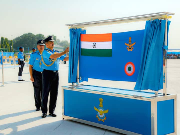 Indian Air Force Day Parade Air Staff Air Chief Marshal VR Chaudhari unveils the new IAF ensign at Prayagraj Indian Air Force Day: वायु सेना दिवस पर आसमान में 'वायु वीरों' का शौर्य, एयर चीफ मार्शल ने किया नये ध्वज का अनावरण