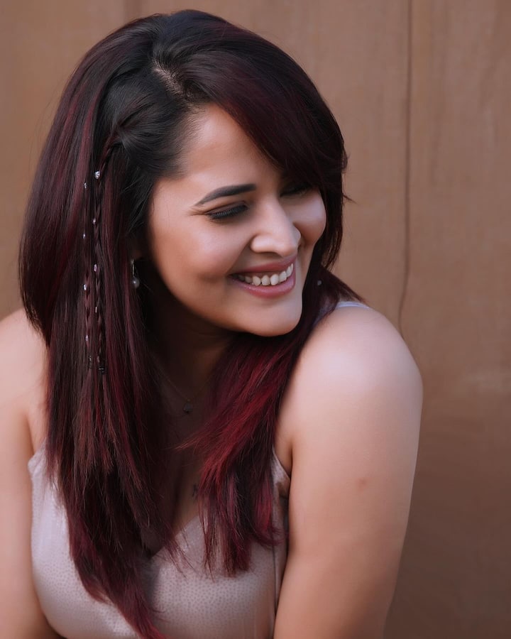 ప్రస్తుతం వరుస సినిమాలతో ఫుల్ బిజీ గా ఉంది నటి అనసూయ.Photo Credit: Anasuya Bharadwaj/Instagram