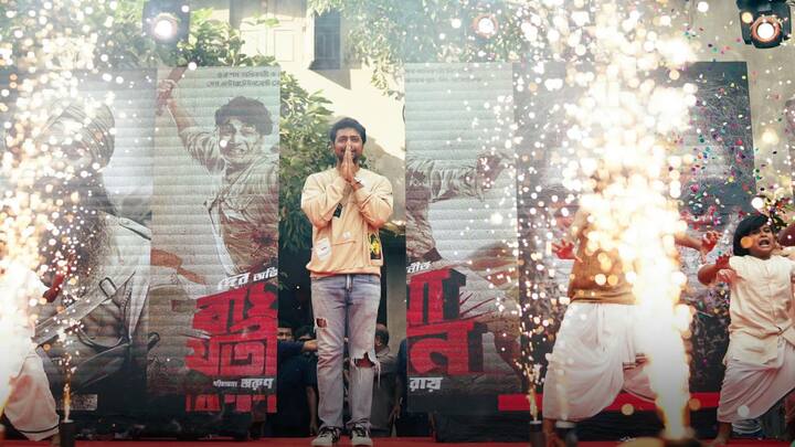 নাচে, গানে জমজমাট অনুষ্ঠান, সঙ্গে মিশে রইল আবেগও। ছোটদের সঙ্গে মিশে গিয়ে যেন ফের একবার মন কাড়লেন দেব!