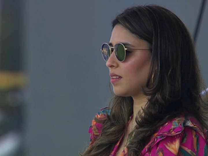 रितिका सोशल मीडिया पर काफी सक्रिय रहती हैं. वे अक्सर तस्वीरें और वीडियो शेयर करती हैं. उन्हें इंस्टाग्राम पर 2.2 मिलियन से ज्यादा लोग फॉलो करते हैं. रितिका काफी स्टाइलिश हैं. वे अलग-अलग अंदाज में तस्वीरें शेयर करती रहती हैं.