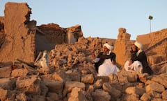 Afghanistan Earthquake: শূন্য দৃষ্টিতে রাস্তায় বসে কেউ, কেউ আবার হাতড়ে বেড়াচ্ছেন ধ্বংসস্তূপ, ভূমিকম্পে তছনছ আফগানিস্তান