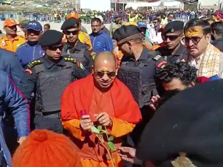 CM Yogi Adityanath offer prayers at Kedarnath Dham in Uttarakhand ann Uttarakhand: CM योगी आदित्यनाथ की मनोकामना हुई पूरी, बद्रीनाथ में दर्शन के बाद पहुंचे केदारनाथ